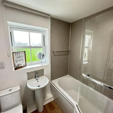 Casa Crusoe - Part Of The The Bay Filey Village With Pool, Gym And Direct Access, Pub, Restaurant, Tennis And Meadows Walks Reighton