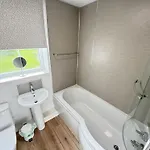 Casa Crusoe - Part Of The The Bay Filey Village With Pool, Gym And Direct Access, Pub, Restaurant, Tennis And Meadows Walks *