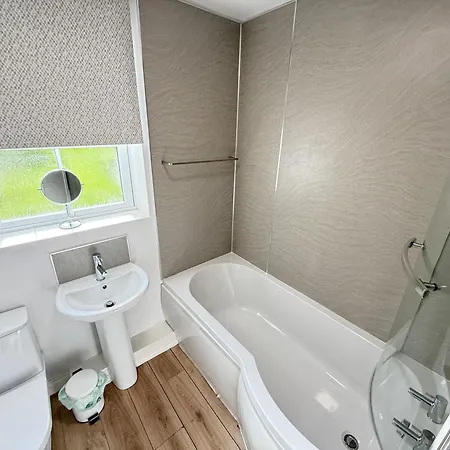 Casa Crusoe - Part Of The The Bay Filey Village With Pool, Gym And Direct Access, Pub, Restaurant, Tennis And Meadows Walks *