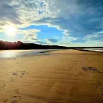 Casa Crusoe - Part Of The The Bay Filey Village With Pool, Gym And Direct Access, Pub, Restaurant, Tennis And Meadows Walks * Reighton