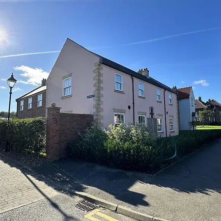 Casa Crusoe - Part Of The The Bay Filey Village With Pool, Gym And Direct Access, Pub, Restaurant, Tennis And Meadows Walks Reighton